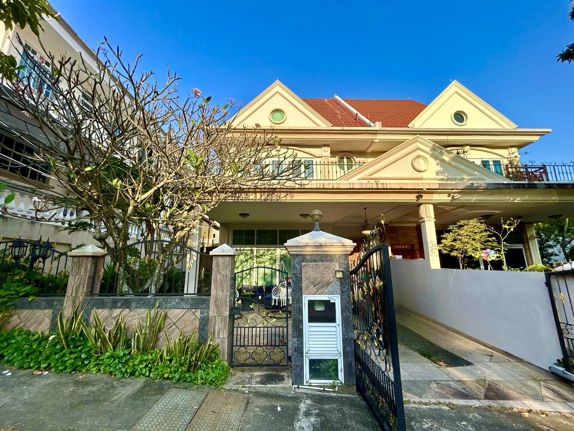 Semi detached house along kovan, district 19